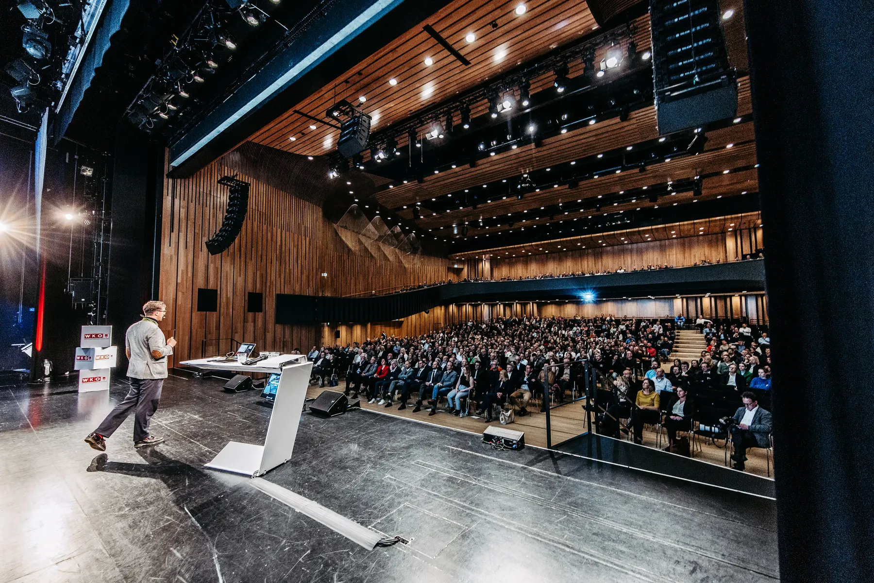 Tristan Post bei einer KI-Keynote vor vollem Saal