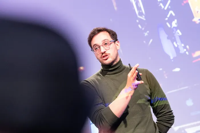 Pressefoto: Tristan Post auf der Bühne, Querformat