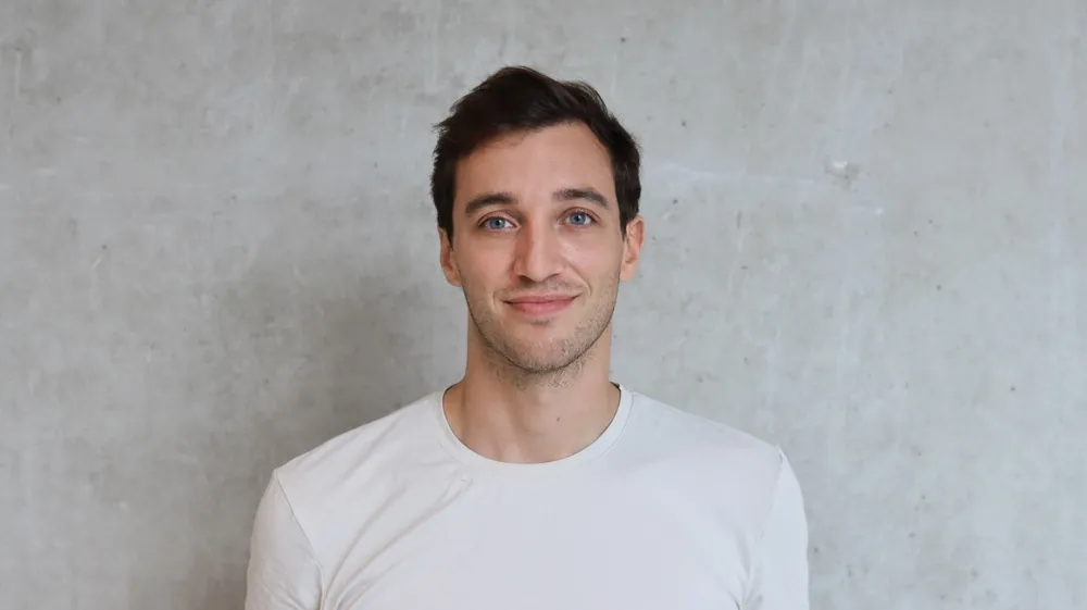 Pressefoto: Tristan Post, Portrait vor Betonwand